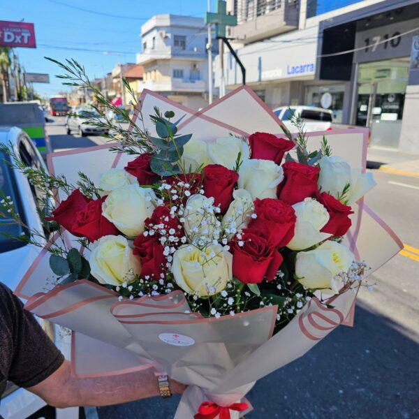 24 Rosas Importadas Rojas y Blancas