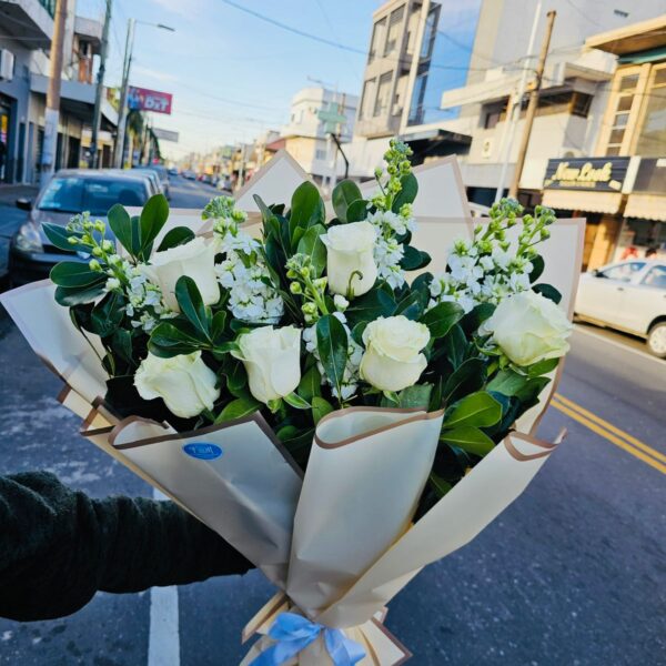 Ramo de Rosas Blancas Importadas y Aleli Perfumados
