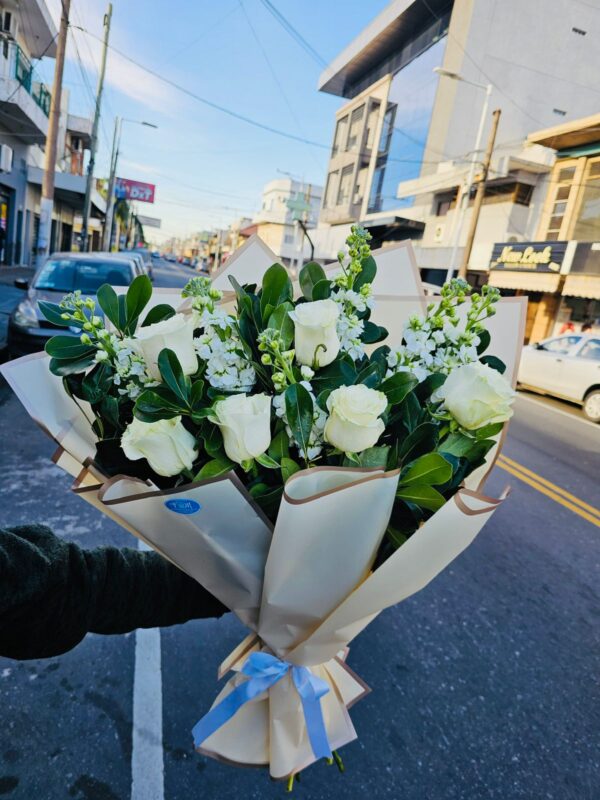 Ramo de Rosas Blancas Importadas y Aleli Perfumados