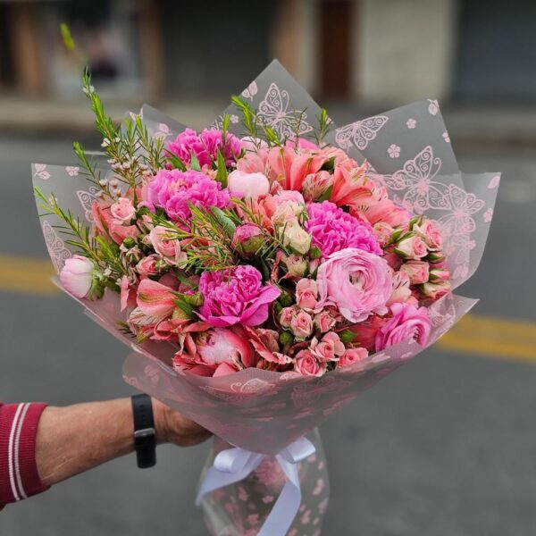 Ramo de Peonias, Rosas Sprite, Astromelias y Marimonias