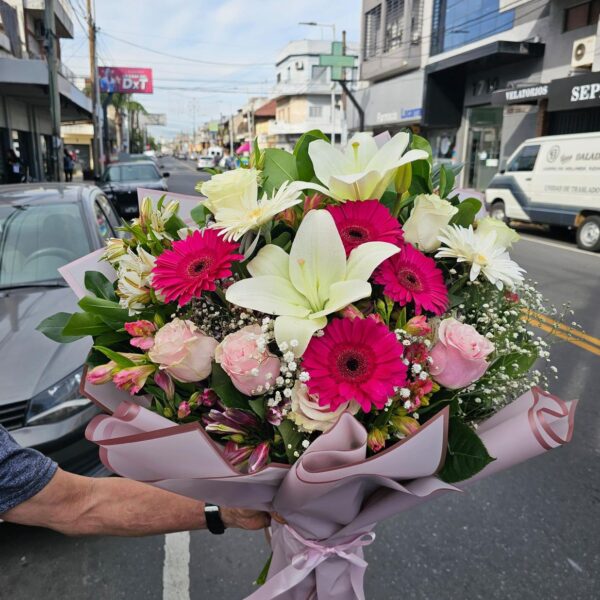Ramo de Rosas Importadas, Blancas, Liliums y Astromelias y Gerberas