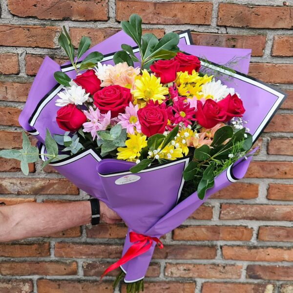 Ramo de Rosas Rojas Nacionales y Margaritas
