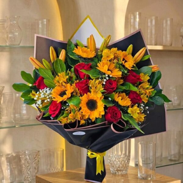Ramo de Diseño - Girasoles, Rosas, Liliums y Astromelias