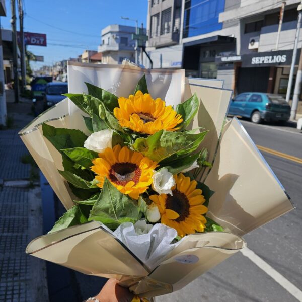 Ramo de 3 Girasoles y Flores de Estacion Blancas