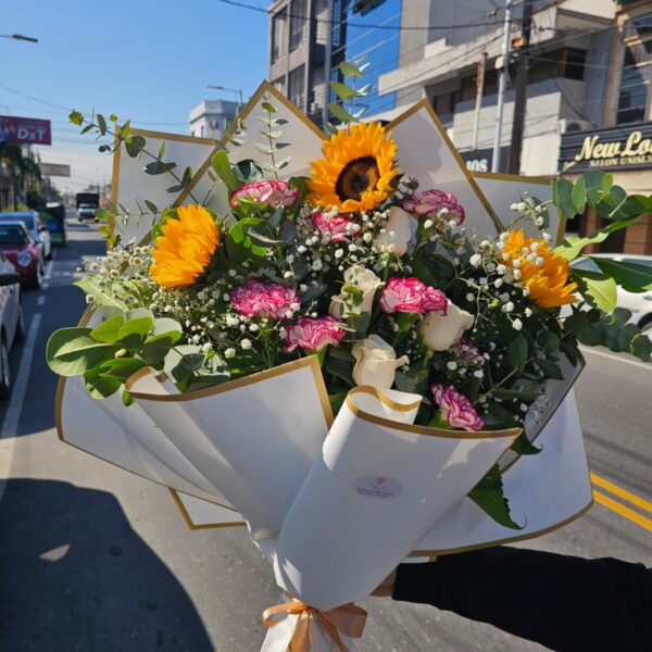 Ramo Surtido de Girasoles, Claveles y Rosas Blancas