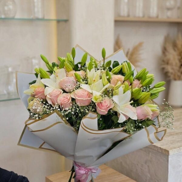 Ramo de Liliums Blancos y Rosas Rosadas Importadas