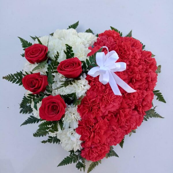 Corazon de Claveles Rojos, Blancos y Rosas Rojas